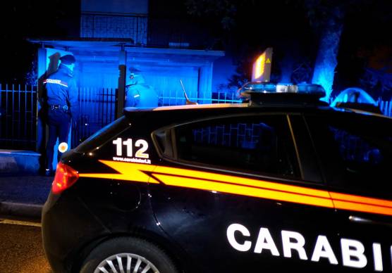 Forlì, picchia la madre, poi distrugge il televisore in casa e si scaglia contro i Carabinieri: 47enne arrestato