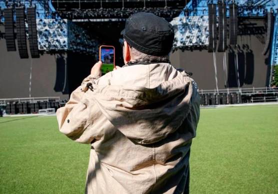 Rimini, Vasco Rossi davanti al palco del concerto. “Perfetto, non vedo l’ora che cominci” GALLERY