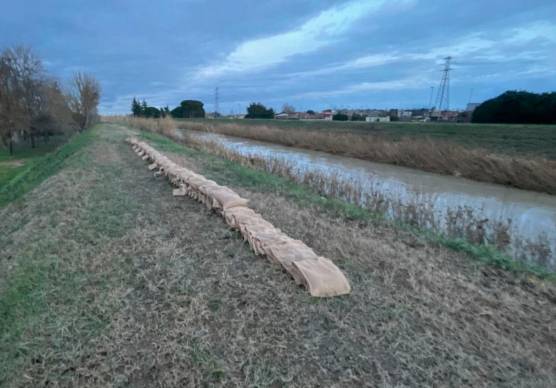 Cotignola, i sacchi di sabbia sull’argine del Senio fanno discutere. Una toppa tardiva? Il sindaco spiega