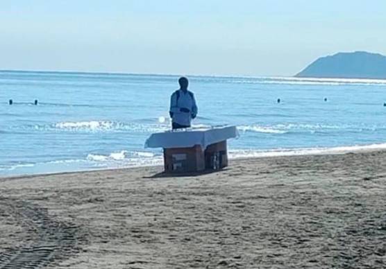 Riccione, il venditore abusivo col banchetto in spiaggia accende la polemica