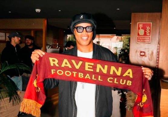 Calcio, non più solo tifoso: Ronaldinho torna in campo a 46 anni con il Ravenna