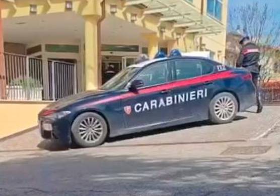 I carabinieri di Novafeltria davanti all’hotel