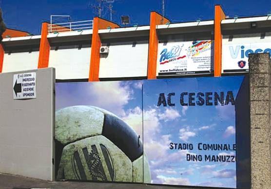 I cancelli dello stadio “Manuzzi” chiusi durante il fallimento del 2018