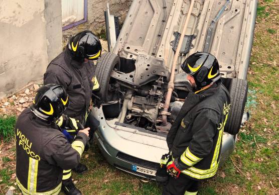 Paura a Fontanelle di San Leo: auto indietreggia e si ribalta nel giardino di una casa