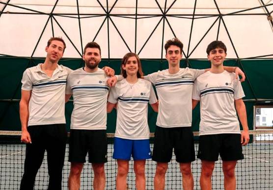 Lo staff tecnico e i giocatori del Tc Faenza