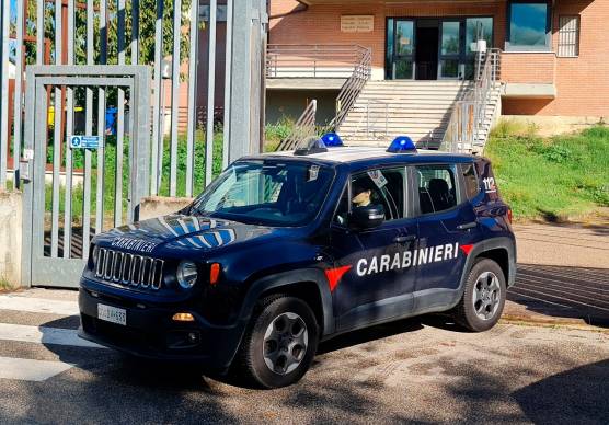 Meldola, violenza fisica e minacce: scattano divieto di avvicinamento e braccialetto elettronico per un 38enne