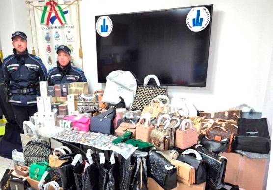 Savignano sul Rubicone, un bazar di marche di lusso contraffatte in casa: scatta la denuncia