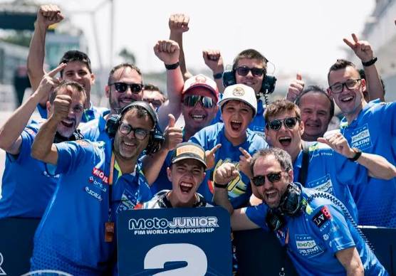 Lorenzo Pritelli festeggia il secondo posto all’Estoril con il suo team
