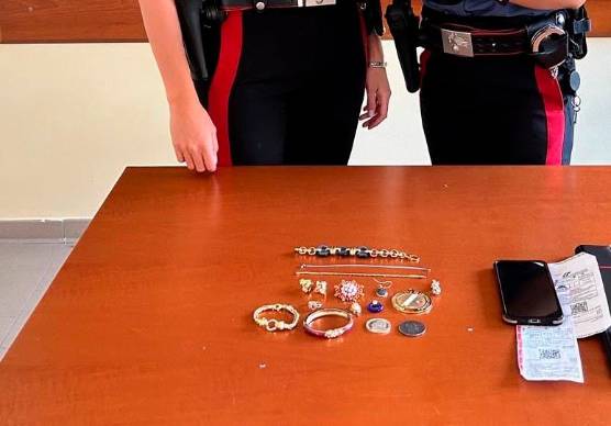 Faenza, il finto Carabiniere entra in casa per truffare un anziano: l’irruzione e l’arresto VIDEO