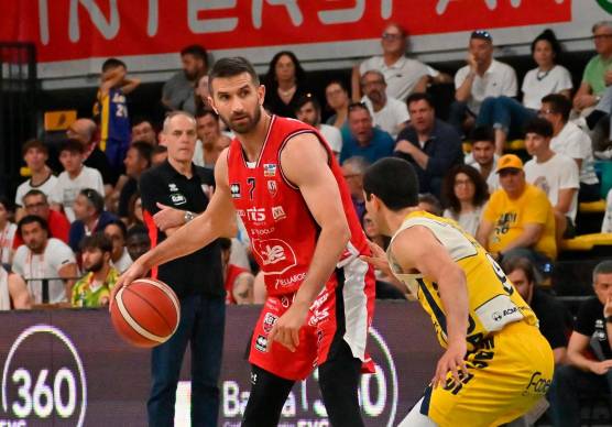 Il capitano biancorosso Giovanni Tomassini marcato da Eugenio Rota durante garadue della semifinale play-off a Cividale foto diego petrussi
