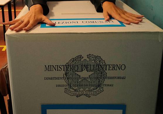 Elezioni, l’affluenza alle 12