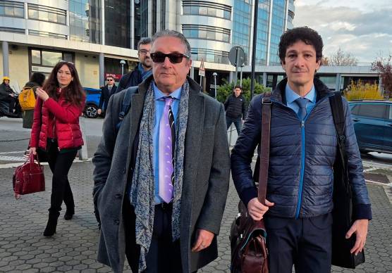 Giuliano Saponi con i suoi legali fuori dal tribunale (Migliorini)