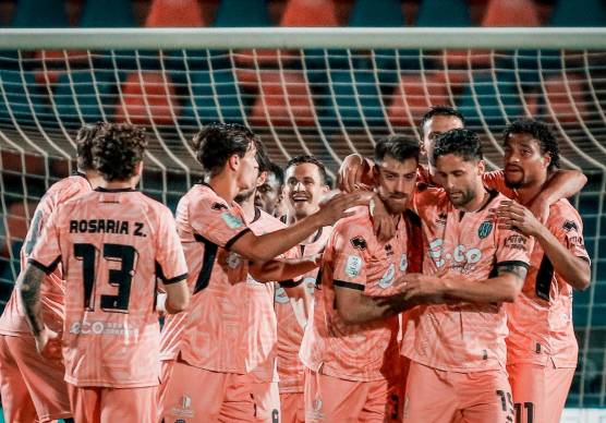 Festa bianconera dopo il gol-vittoria di Simone Bastoni a Cosenza (foto Cesena Fc)