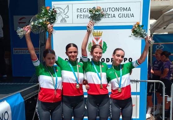 A sinistra il quartetto della Vangi Ladies Cycling Team neo tricolore, con Teodora Castelli terza da sinistra. A destra la Fiumicinese Fa.i.t. Adriatica che festeggia sul podio la medaglia d’argento
