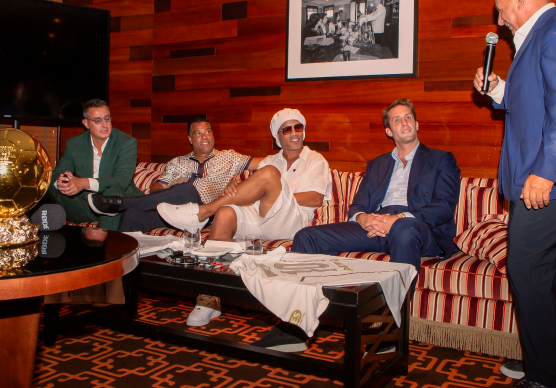 Ronaldinho a fianco del presidente Ignazio Cipriani