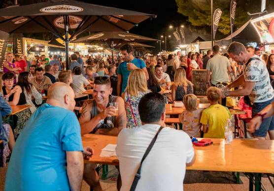 Rimini, in piazzale Fellini birra e musica con BirRimini GALLERY