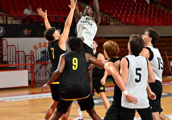 Falilou Mbacke a canestro nel derby di pre-campionato con la Virtus mmph
