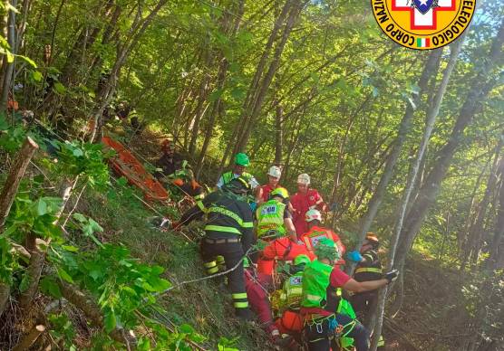 Forli, esce dal ristorante a Civitella e cade in un profondo canalone, soccorso un 76enne