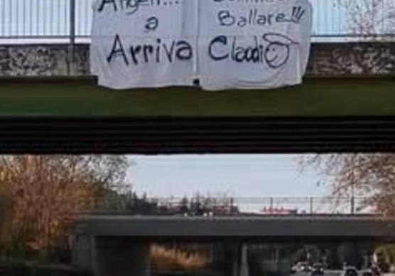 Ravenna, “Angeli cominciate a ballare”: lo striscione dedicato a Dj Mozart