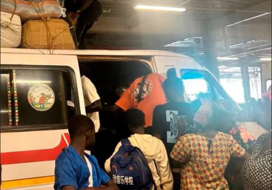 Il caratteristico minibus ghanese “TroTro”