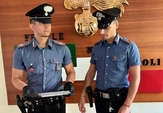 Il coltello sequestrato dopo il provvidenziale intervento dei Carabinieri