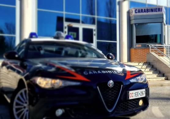 Alfonsine, picchia la moglie in strada e devasta la sua auto