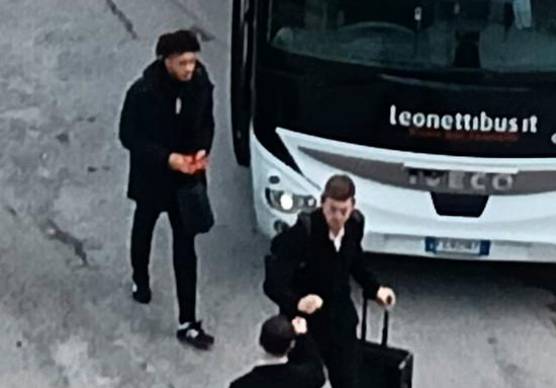 Jalen Blesa appena uscito dal pullman senza borsa ad Avellino