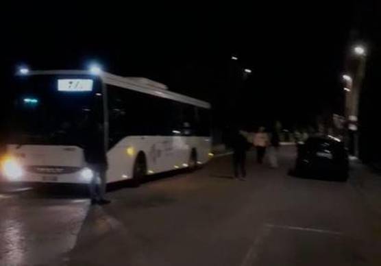 Il bus fermo e i tre ragazzi costretti a scendere