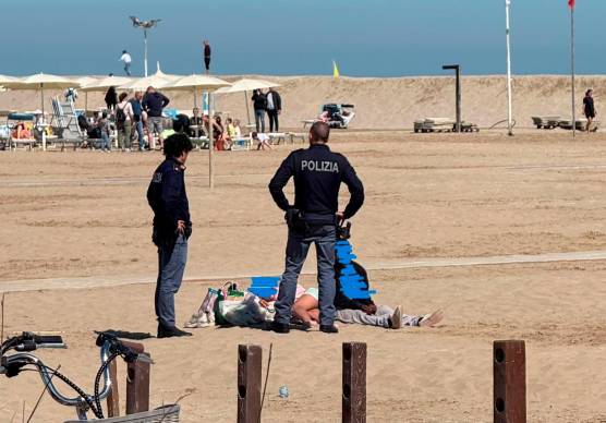 Rimini, sesso in spiaggia in pieno giorno: turisti americani denunciati dalla polizia