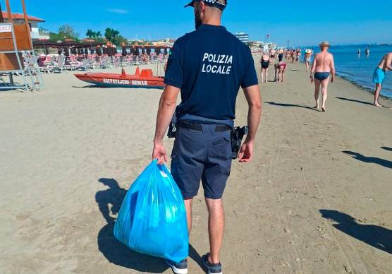 Bellaria, vende abiti da donna in spiaggia, scatta il sequestro: “Tuteliamo il commercio regolare”