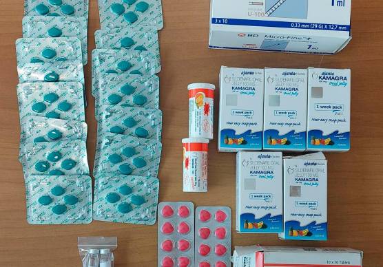 Sono state sequestrate circa 150 confezioni tra pillole e bustine