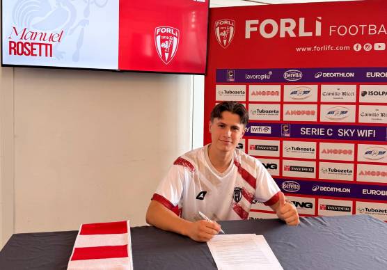 Manuel Rosetti mentre firma in sede FOTO FC FORLI’