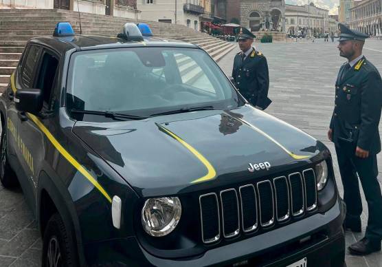 Rolex, auto di lusso e conti correnti: sequestro milionario della Finanza contro la frode “apri e chiudi” tra Faenza e Forlì