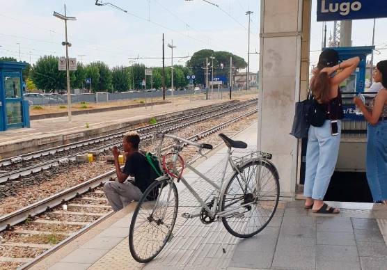 Lugo, in stazione molesto e mezzo nudo disturba i passeggeri