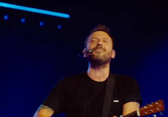 Imola, l’omaggio di Cremonini a Vasco Rossi VIDEO