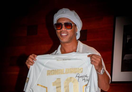 Ronaldinho mostra con orgoglio la sua maglia del Ravenna