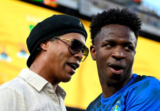 Ronaldinho scherza con l’attuale attaccante del Real Madrid e del Brasile, Vinicius