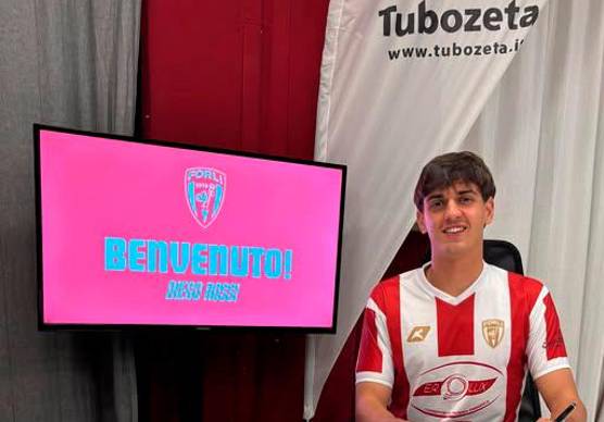 Un’immagine di Diego Rossi nella sede del Forlì mentre firma il contratto (foto FC FORLI’)