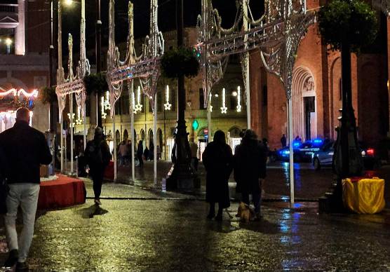 Le luminarie di piazza Saffi spente il giorno di Natale