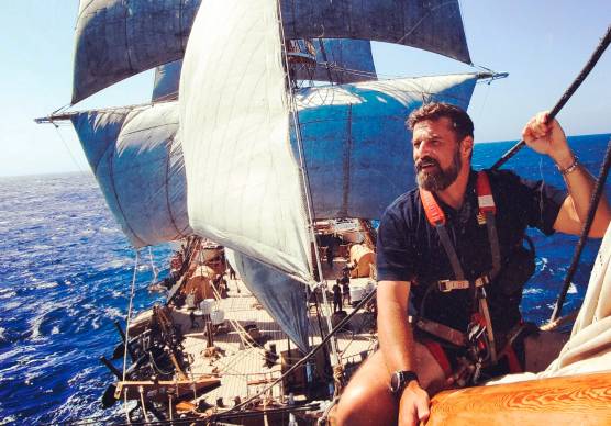 Bacchi (nato il 1° aprile del 1970) sul bompresso del Vespucci