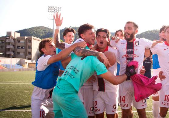 Andrea Spurio festeggiato dai compagni dopo il rigore parato contro il Vado