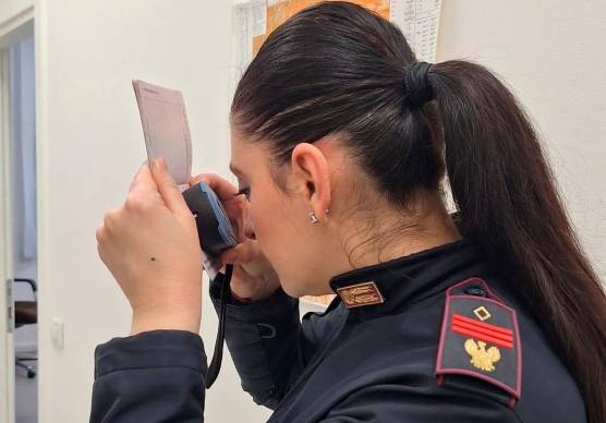 Rimini, cinese con passaporto coreano falso arrestato dalla Polizia di frontiera aerea