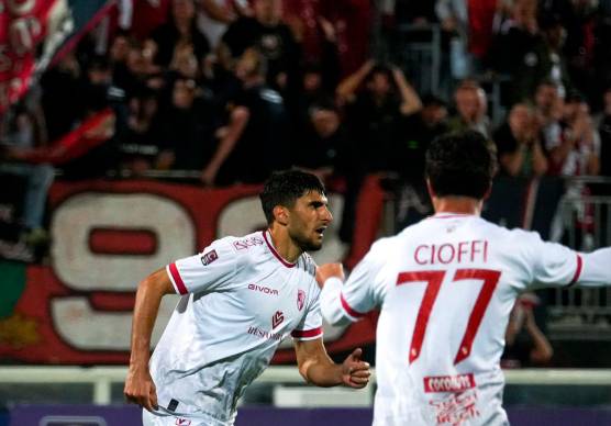 Alessandro Lombardi ha appena scoccato il destro vincente contro la Vis Pesaro al minuto 91: è il gol del prezioso pareggio foto RIMINI FC
