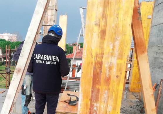 Rimini, lavoro nero e scarsa sicurezza: sospese 6 attività, multe per oltre 225mila euro