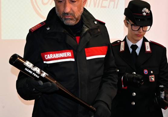 Forlì, rissa in centro con machete e mazza da baseball tra bande di giovani: 4 arresti VIDEO