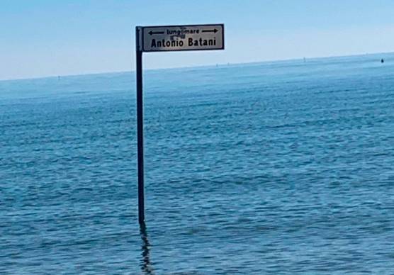Il cartello del lungomare tolto dalla sua giusta collocazione e “piantato” in mare