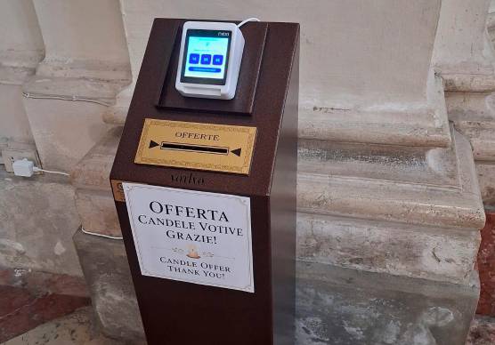 Il tastierino bancomat installato in chiesa