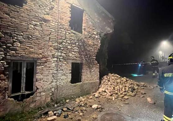 La casa sfondata dall’automobile e una residente nel video appello per la strada ancora chiusa