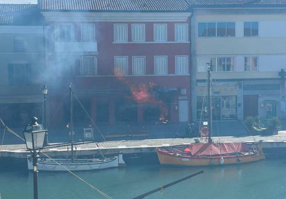Cesenatico, incendio all’edicola del Porto Canale - VIDEO GALLERY