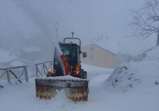 Il sindaco di Pennabilli festeggia i 60 anni sul trattore per liberare le strade dalla neve